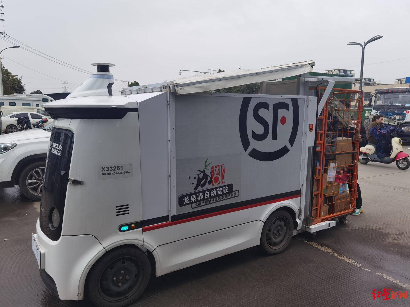 成都无人配送车越来越多：快递员不怕“抢饭碗”<strong></p>
<p>合约</strong>，路权成普及关键