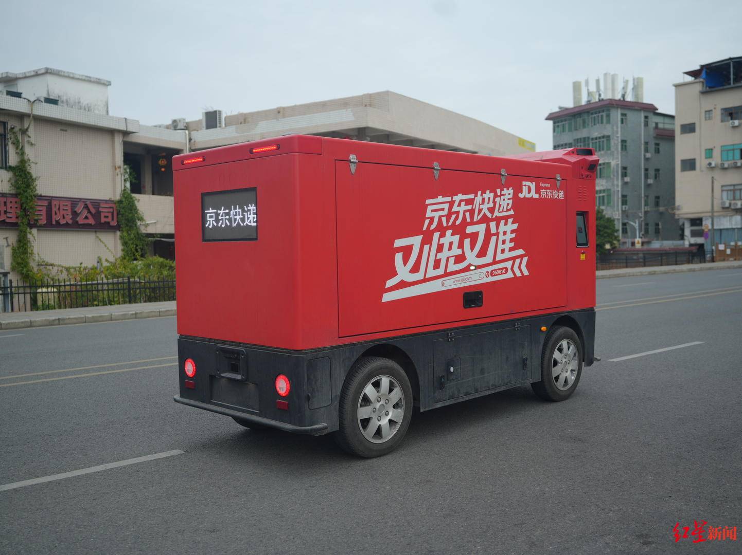 成都无人配送车越来越多：快递员不怕“抢饭碗”<strong></p>
<p>合约</strong>，路权成普及关键