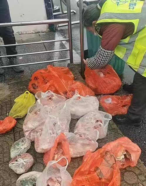 父母给的年货被子女扔进服务区垃圾箱<strong></p>
<p>合约</strong>？疑似当事人回应：实属无奈之举