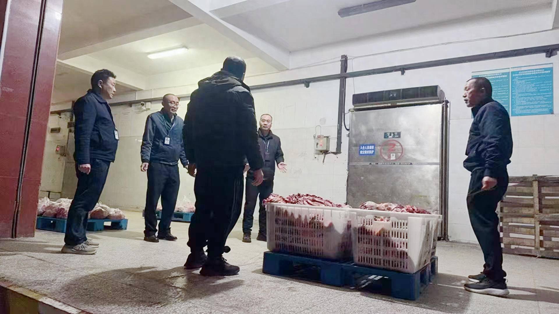 给活牛插管注水每头增重80斤！四川荣县警方破获一起售卖注水牛肉案<strong></p>
<p>原油鱼</strong>，5人被抓