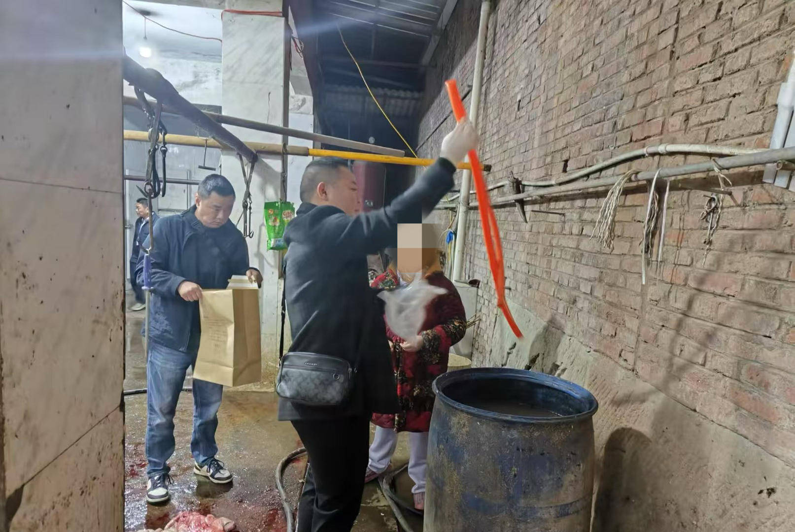 给活牛插管注水每头增重80斤！四川荣县警方破获一起售卖注水牛肉案<strong></p>
<p>原油鱼</strong>，5人被抓