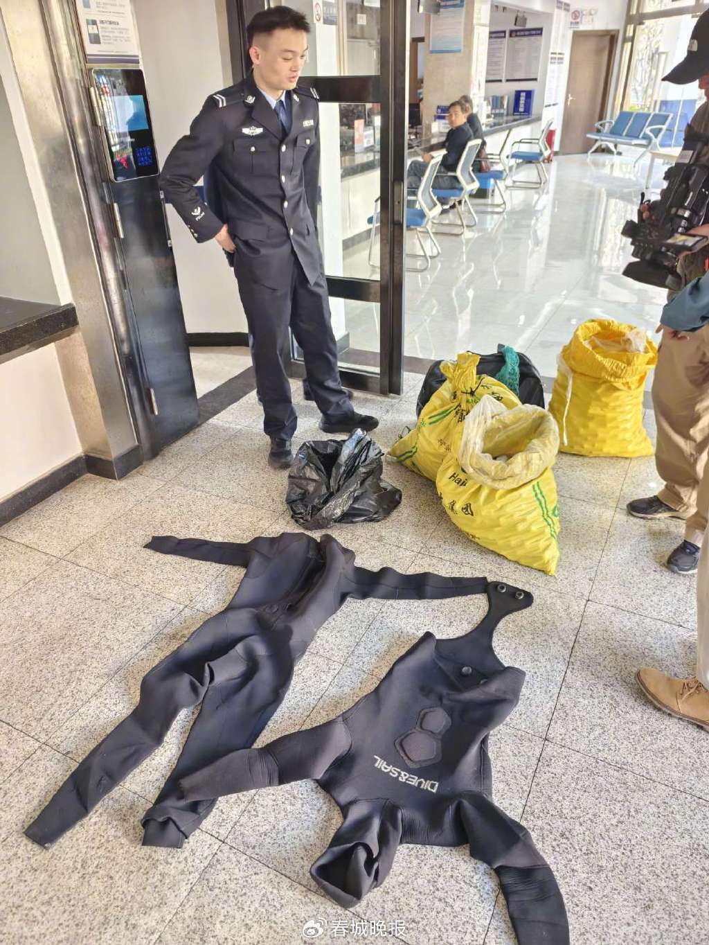 3人穿潜水服偷捞高尔夫球<strong></p>
<p>原油鱼</strong>，警方用时4小时人赃并获