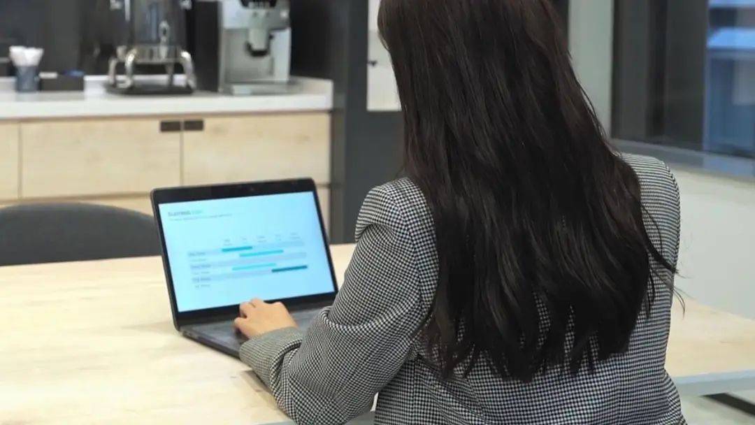 太疯狂<strong></p>
<p>原油鱼</strong>！上海一90后财务18个月挪用1400万！大牌包堆满整个屋子…