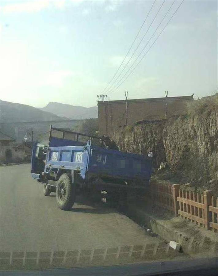 警车把农用车“别进”沟里<strong></p>
<p>原油鱼</strong>，三个问题需要澄清