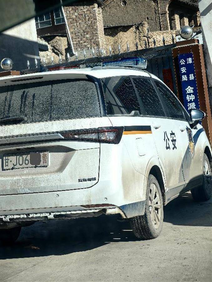 警车把农用车“别进”沟里<strong></p>
<p>原油鱼</strong>，三个问题需要澄清