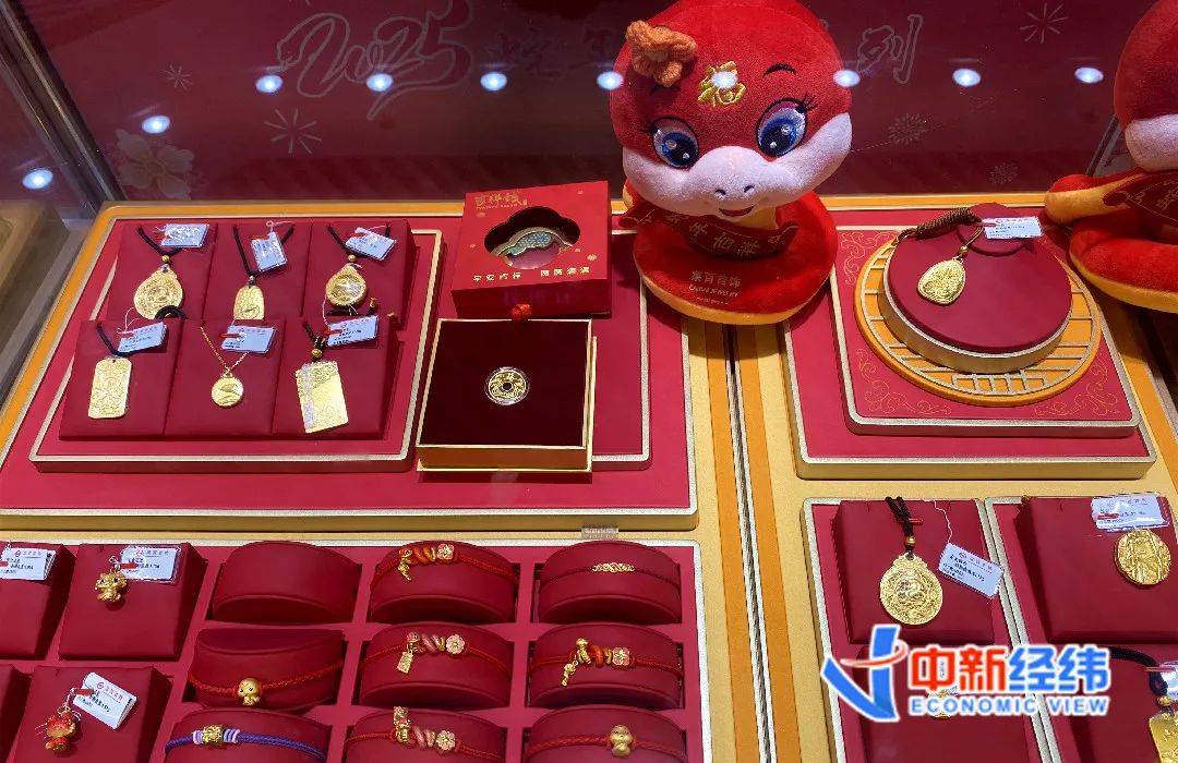 再刷历史记录<strong></p>
<p>原油鱼</strong>，金价逼近900元大关！