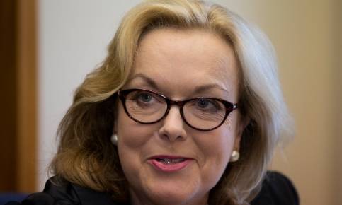 新西兰防长：中国军舰太强<strong></p>
<p>炒原油</strong>，我们得增加国防预算，从ICU走出来