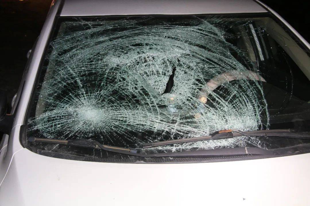 内蒙古：“砰”的一声巨响<strong></p>
<p>炒原油</strong>，轿车撞上了行人！悲剧发生只因司机的一个行为……