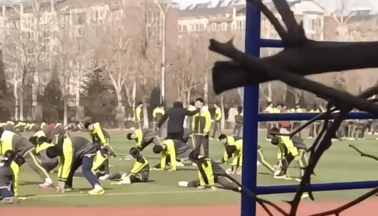 山东一中学老师抽学生耳光<strong></p>
<p>原油收盘价格</strong>，学生还手后双方扭打！教育局：涉事教师已停课