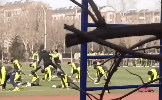 山东一中学老师抽学生耳光<strong></p>
<p>原油收盘价格</strong>，学生还手后双方扭打！教育局：涉事教师已停课