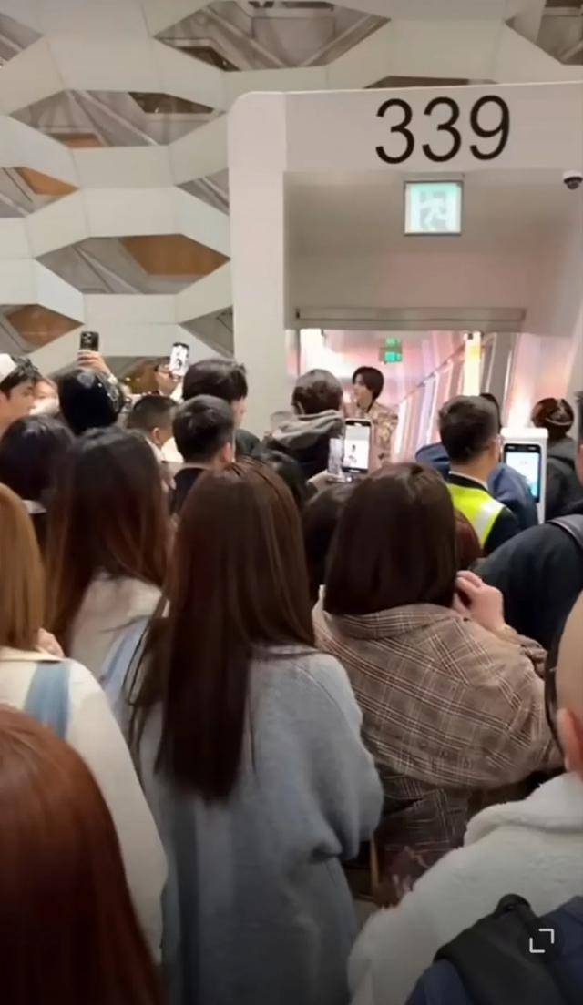 偶像男团插队登机<strong></p>
<p>原油收盘价格</strong>，深圳机场致歉