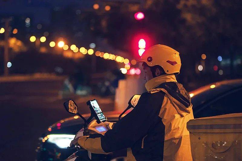 灵活就业人员超两亿<strong></p>
<p>原油收盘价格</strong>，社保谁来买单？