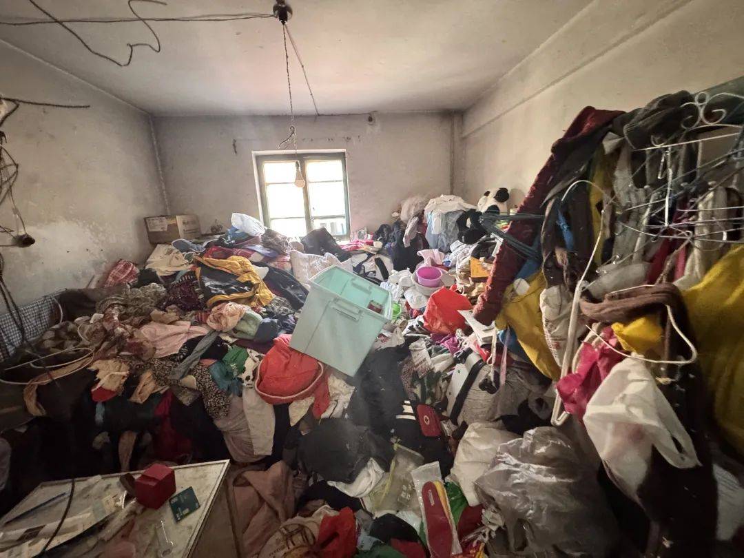 退休金超9000<strong></p>
<p>e原油</strong>，91岁老人家中却“垃圾成山”！原因心酸