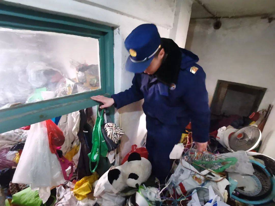 退休金超9000<strong></p>
<p>e原油</strong>，91岁老人家中却“垃圾成山”！原因心酸