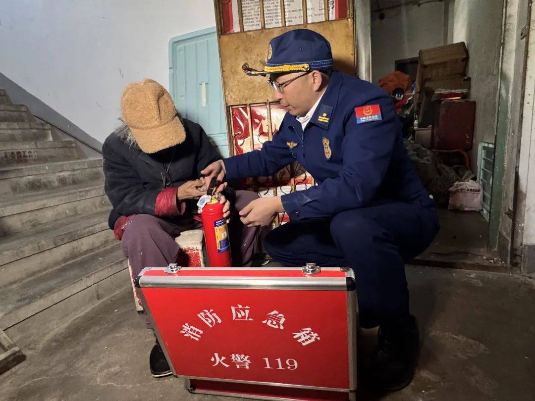 退休金超9000<strong></p>
<p>e原油</strong>，91岁老人家中却“垃圾成山”！原因心酸