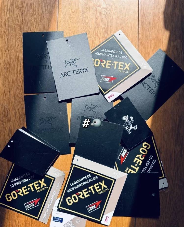 一张“鸟卡”被炒到300元<strong></p>
<p>e原油</strong>，始祖鸟吊牌倒卖背后的“生意经”