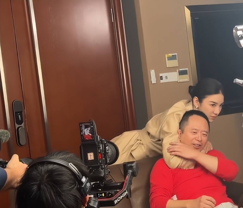 周鸿祎回应参演的短剧辣眼睛：黄奕诱惑<strong></p>
<p>原油预处理</strong>我的剧情是DeepSeek设计的