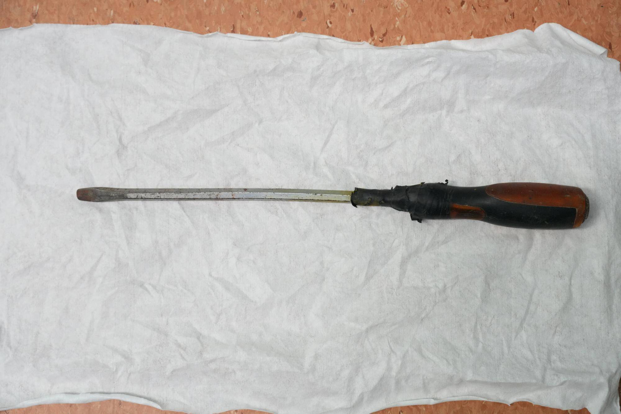 20米高空掉落螺丝刀直插男子胸腔<strong></p>
<p>原油预处理</strong>！医生：不要自行拔除