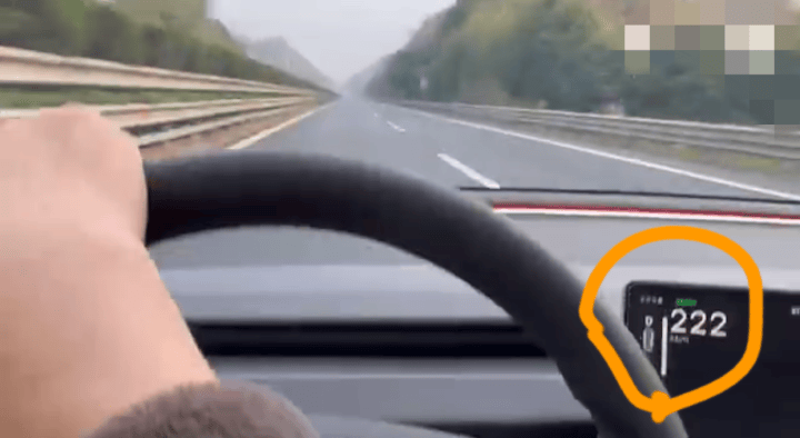 “高速才开了226”<strong></p>
<p>原油w</strong>，特斯拉车主狂飙还炫耀，处罚来了！