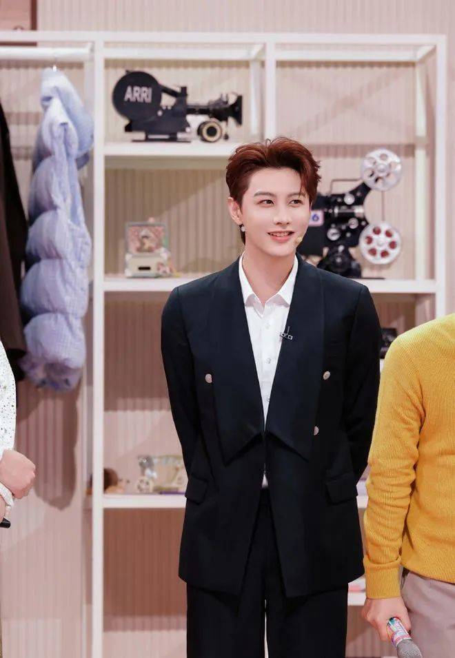 “顶流”演员被曝出轨塌房<strong></p>
<p>原油w</strong>！于正紧急换角！