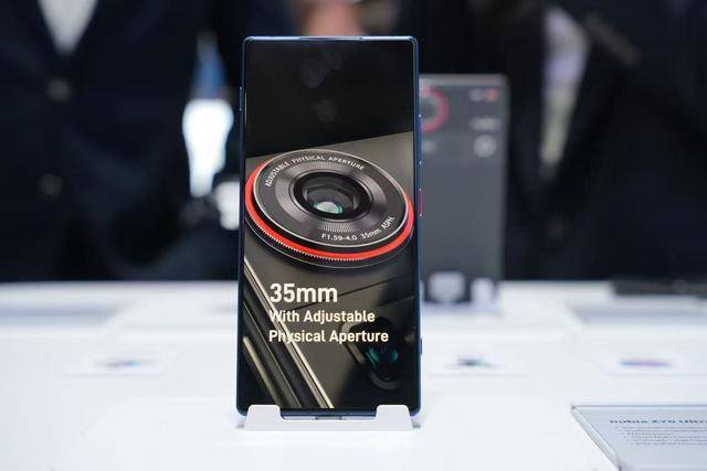 努比亚首发内嵌DeepSeek折叠手机<strong></p>
<p>核原油</strong>，开启AI手机全新模式