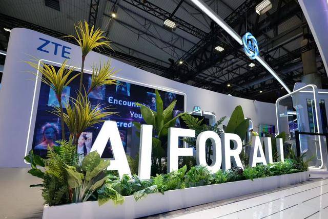 努比亚首发内嵌DeepSeek折叠手机<strong></p>
<p>核原油</strong>，开启AI手机全新模式