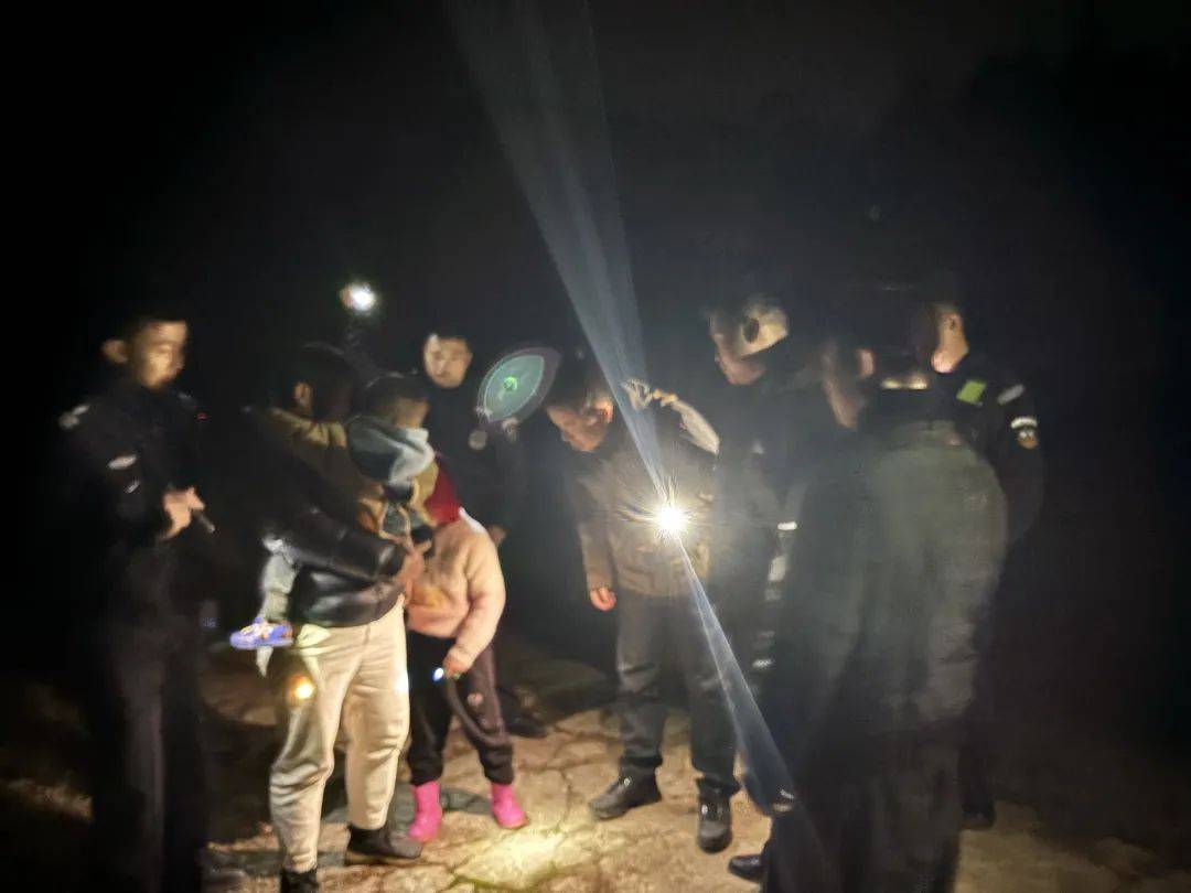 因思念在外务工妈妈<strong></p>
<p>布兰特原油</strong>，8岁姐姐和4岁弟弟带零食手电“去旅行”失联，江西警方连夜搜寻