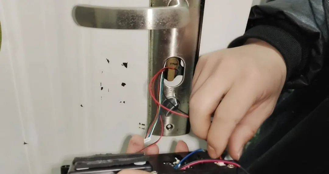 这室友靠谱！长沙一学生花80元为宿舍自制指纹锁：从小喜欢捣鼓<strong></p>
<p>布兰特原油</strong>，做出来感觉特别爽