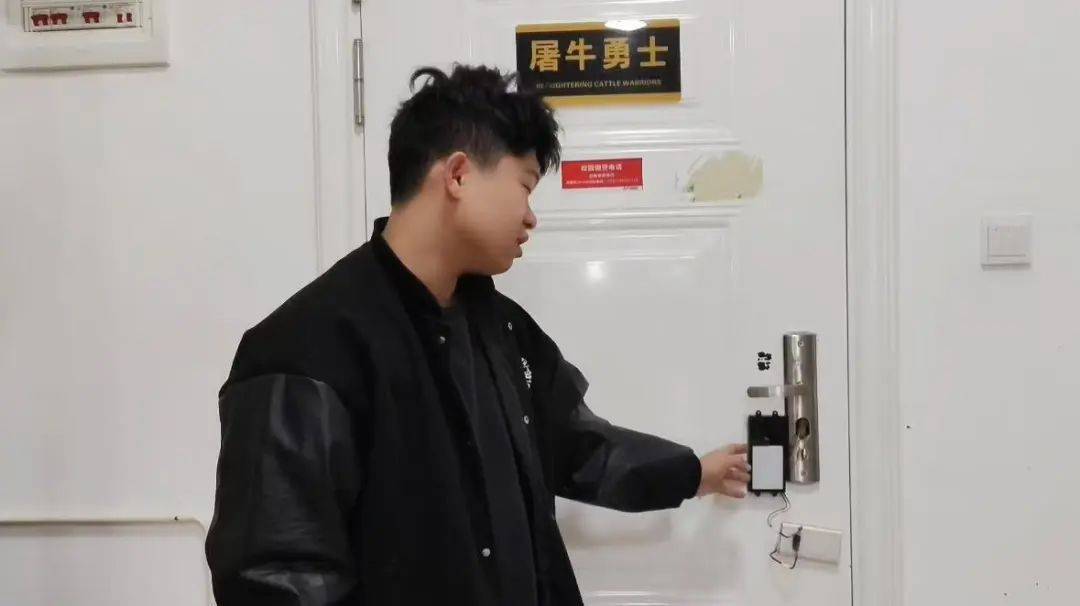 这室友靠谱！长沙一学生花80元为宿舍自制指纹锁：从小喜欢捣鼓<strong></p>
<p>布兰特原油</strong>，做出来感觉特别爽