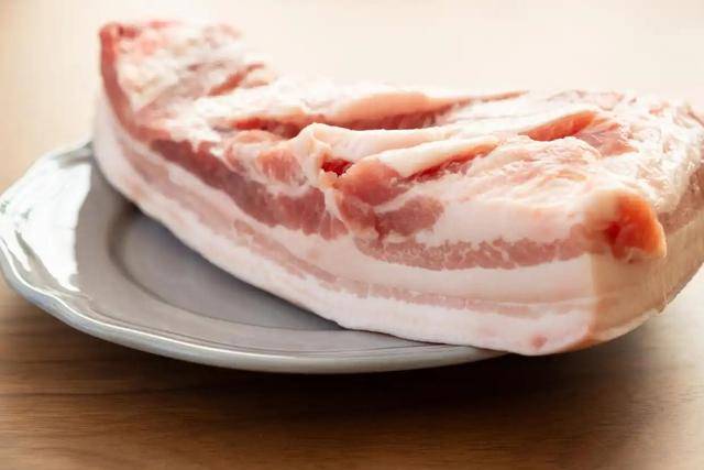 长期吃久冻的肉危害大<strong></p>
<p>原油豉</strong>？冰箱里的肉冻多久就不能吃了？医生说清楚