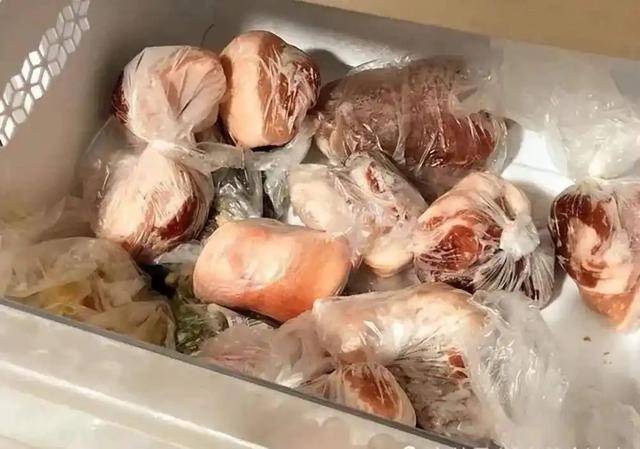 长期吃久冻的肉危害大<strong></p>
<p>原油豉</strong>？冰箱里的肉冻多久就不能吃了？医生说清楚