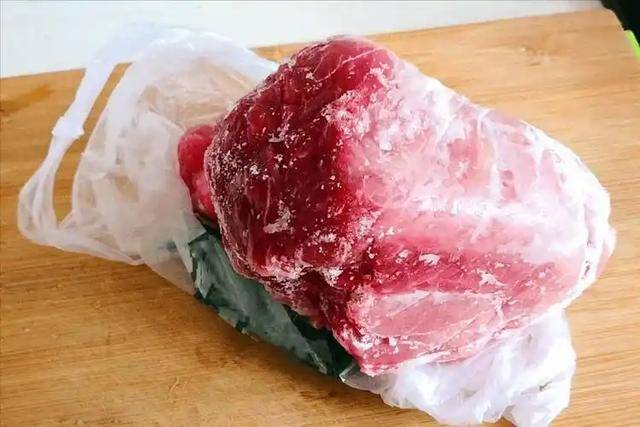 长期吃久冻的肉危害大<strong></p>
<p>原油豉</strong>？冰箱里的肉冻多久就不能吃了？医生说清楚