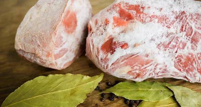 长期吃久冻的肉危害大<strong></p>
<p>原油豉</strong>？冰箱里的肉冻多久就不能吃了？医生说清楚