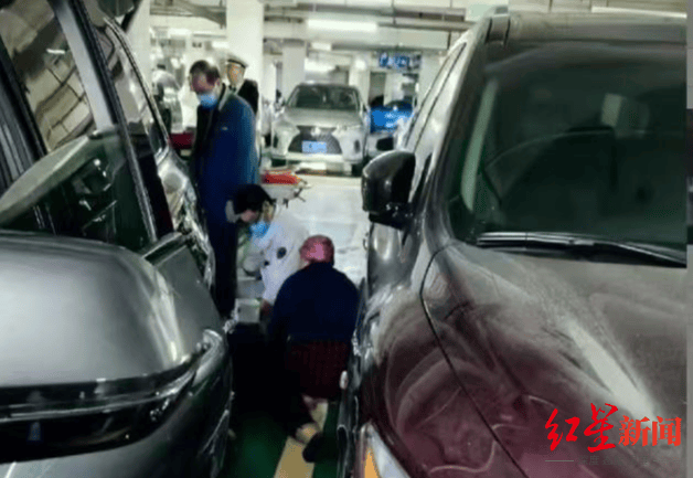 女子驾车在停车场撞上左侧车辆身亡<strong></p>
<p>原油豉</strong>，网传与自动泊车有关 家属：没有该功能，是意外