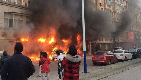 已致59死155伤！北马其顿科查尼市一夜总会起火<strong></p>
<p>微信原油</strong>，原因初查→