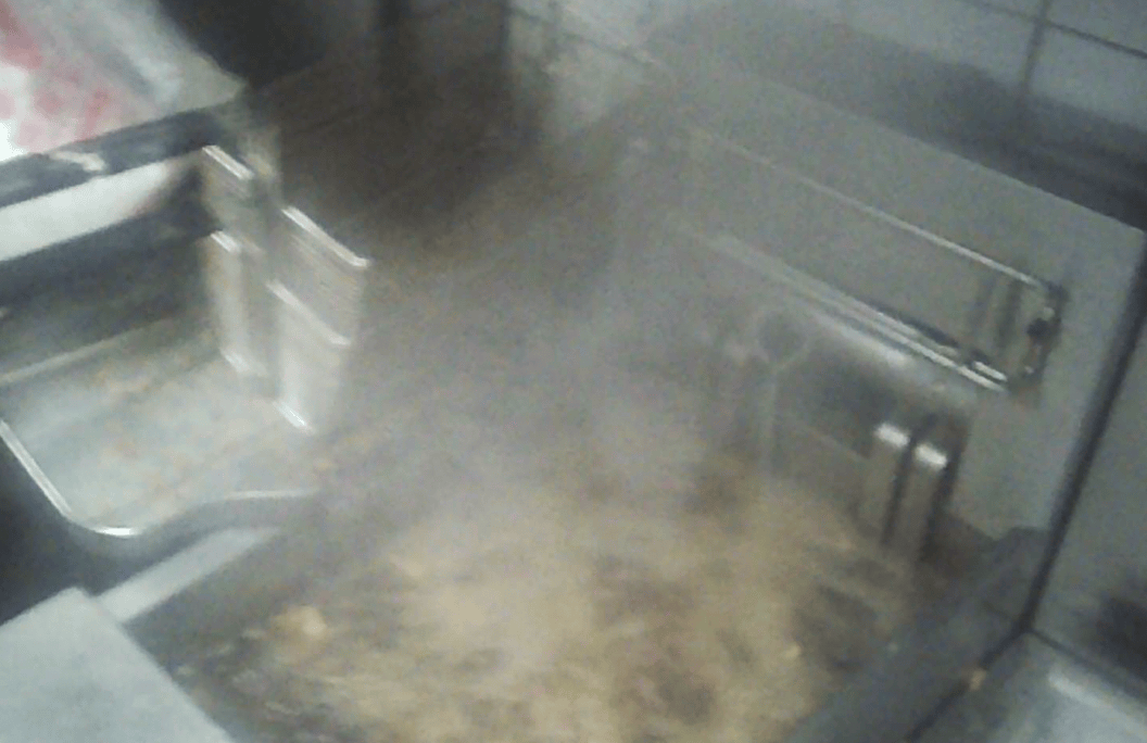 被曝“全员健康证都是假证”<strong></p>
<p>美原油大跌</strong>，华莱士致歉：永久关停涉事门店