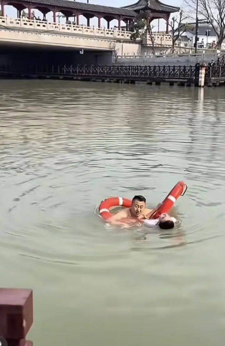 山东大哥到苏州出差<strong></p>
<p>期货原油</strong>，刚下火车20分钟跳河救人