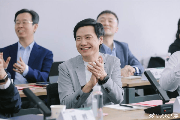 雷军回应如何保持好身材：英语不好已经让母校“蒙羞”<strong></p>
<p>国际原油大涨</strong>，不能再形象欠佳