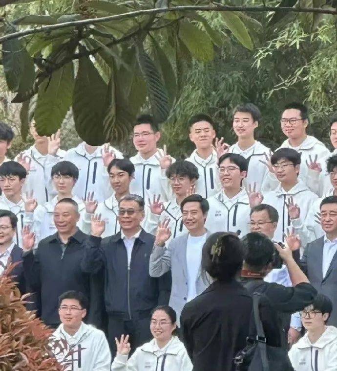 雷军回应如何保持好身材：英语不好已经让母校“蒙羞”<strong></p>
<p>国际原油大涨</strong>，不能再形象欠佳