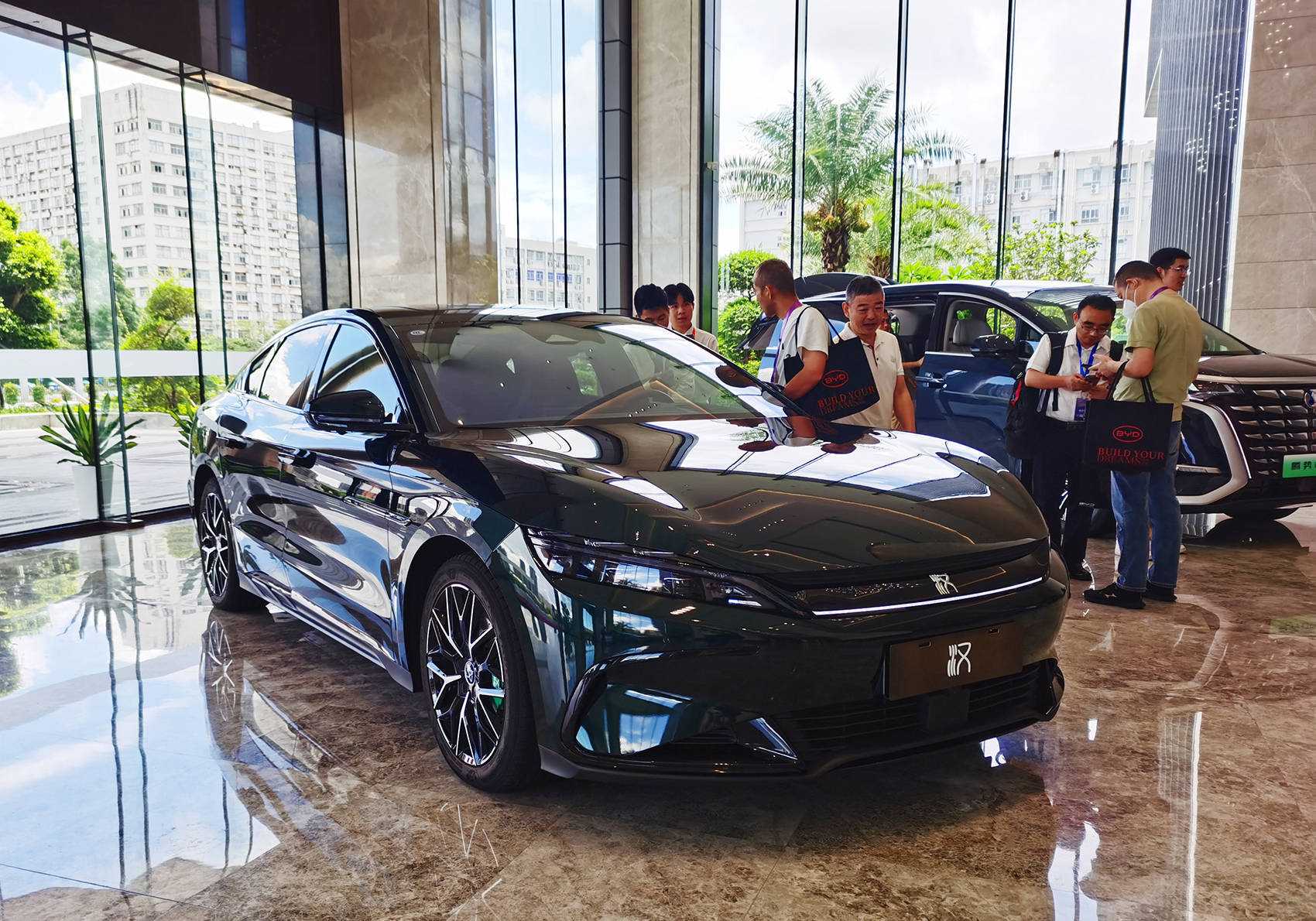 营收7771亿元<strong></p>
<p>国际原油大涨</strong>，超越特斯拉！刚刚，比亚迪炸裂发布：拟派现超120亿元