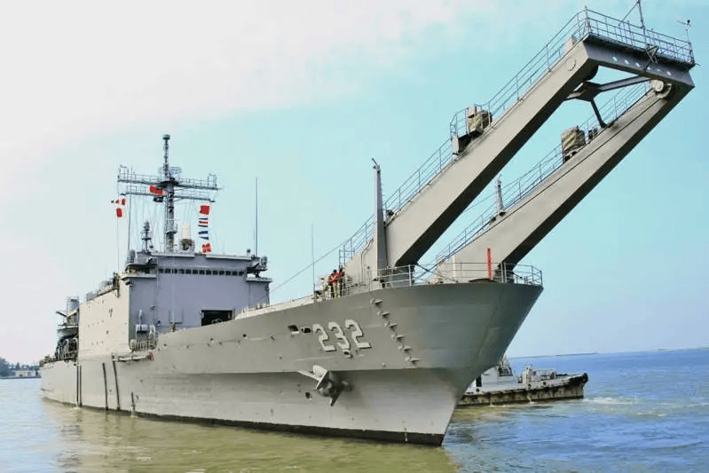 台军称台坦克登陆舰和大陆渔船相撞 渔船跑了