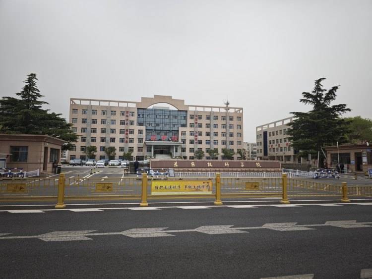 山东一任教31年教师临近退休突遭解聘<strong></p>
<p>原油等</strong>，学校回应