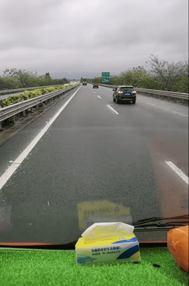 网友称高速路上“无奈倒车7公里”<strong></p>
<p>投资原油平台</strong>，广东高速：拥堵或与清明将至有关