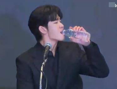 金秀贤为何在记者会上多次喝水<strong></p>
<p>国际原油新闻</strong>，网友请DeepSeek解读