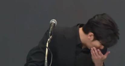 金秀贤为何在记者会上多次喝水<strong></p>
<p>国际原油新闻</strong>，网友请DeepSeek解读