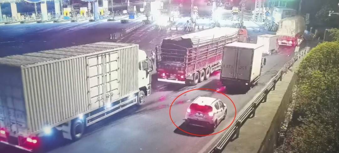 12岁男孩凌晨偷开父母车上高速<strong></p>
<p>原油桃</strong>，因车技太差被发现了……