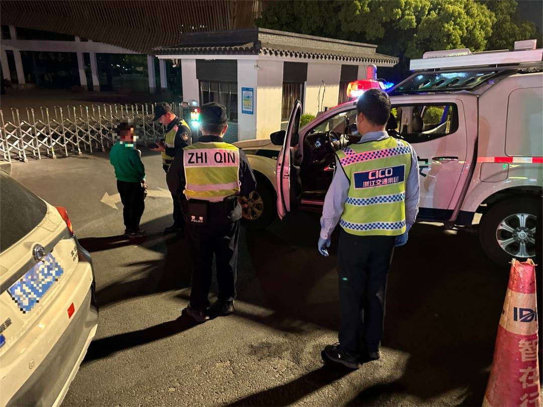 12岁男孩凌晨偷开父母车上高速<strong></p>
<p>原油桃</strong>，因车技太差被发现了……