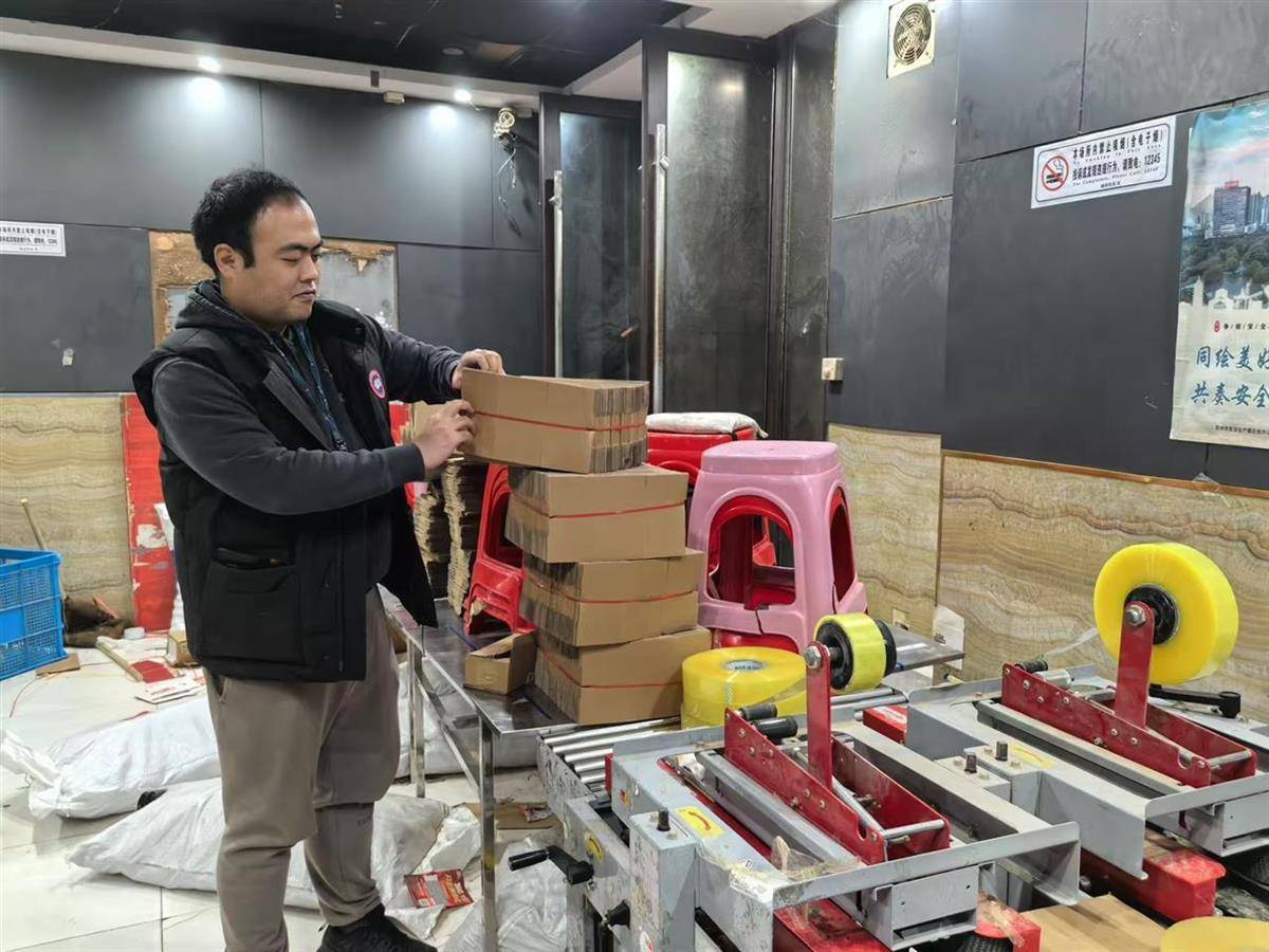 他发出的81万件快递全是电诈卡片<strong></p>
<p>原油蒸气</strong>！武汉江岸警方破获特大诈骗案