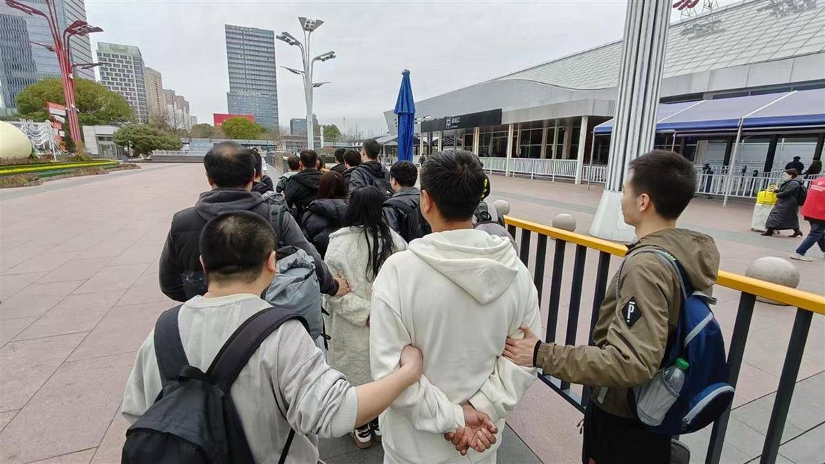 他发出的81万件快递全是电诈卡片<strong></p>
<p>原油蒸气</strong>！武汉江岸警方破获特大诈骗案