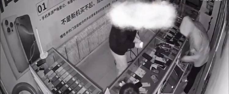 4名少年偷手机89部还发视频炫耀，店主：贼抓了又放，手机向谁要